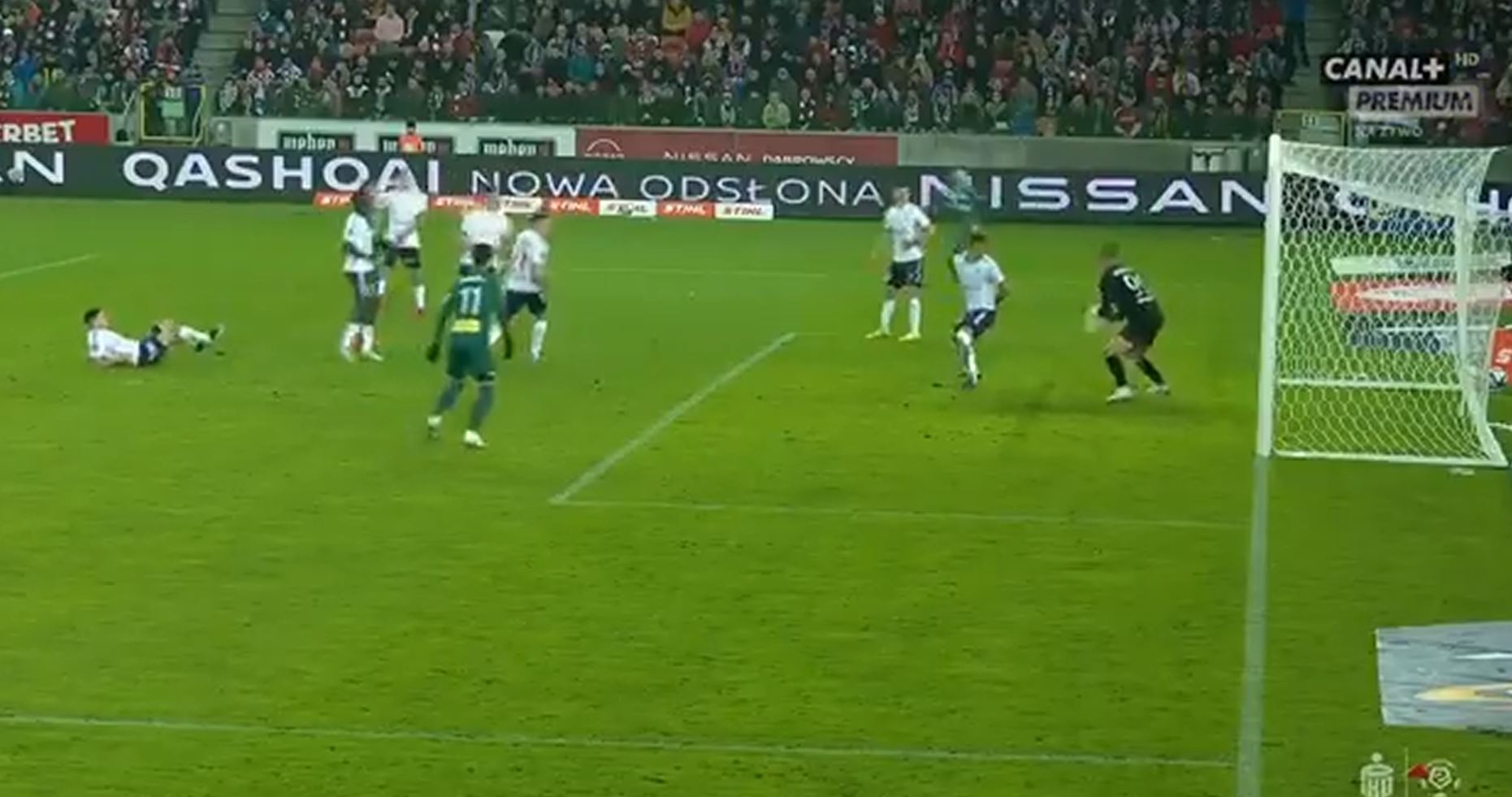Koszmarny klops Grzegorza Sandomierskiego w meczu z Legią Warszawa! Wbił sobie piłkę między nogami [WIDEO]