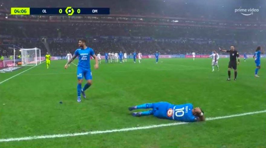 Skandal w meczu Lyonu z Marsylią! Dimitri Payet dostał butelką w głowę [WIDEO, AKTUALIZACJA]