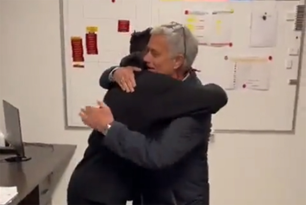 Jose Mourinho podarował piłkarzowi Romy buty za 800 euro. Zdanie zza kadru wywołało burzę [WIDEO]