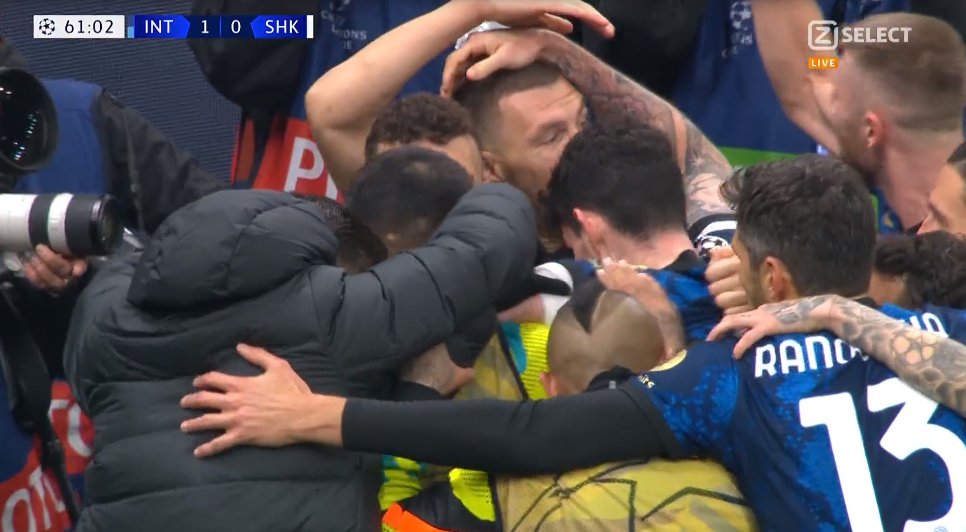 Wygrane Interu Mediolan i Ajaksu Amsterdam w Lidze Mistrzów. Dublety Dżeko i Hallera [WIDEO]