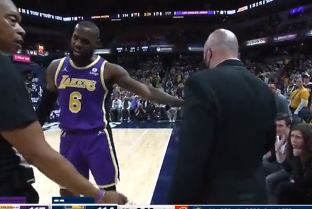LeBron James poskarżył się sędziemu. Kibice wyrzuceni z trybun [WIDEO]