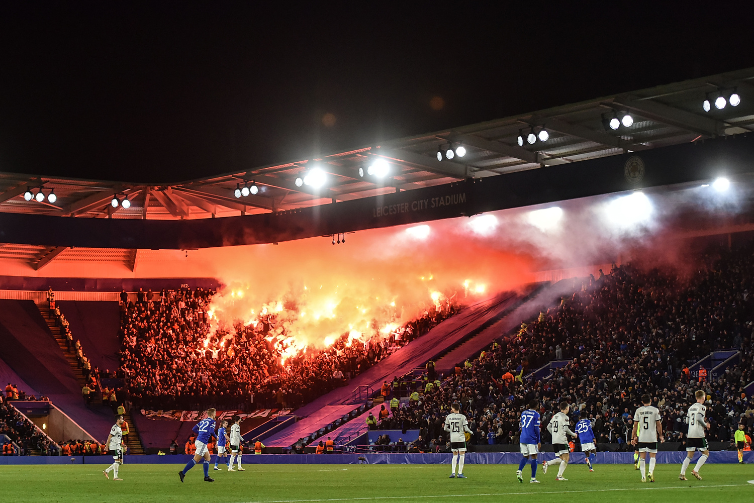 "Legia była groźniejsza na trybunach niż na boisku". Anglicy piszą o zachowaniu kibiców z Warszawy