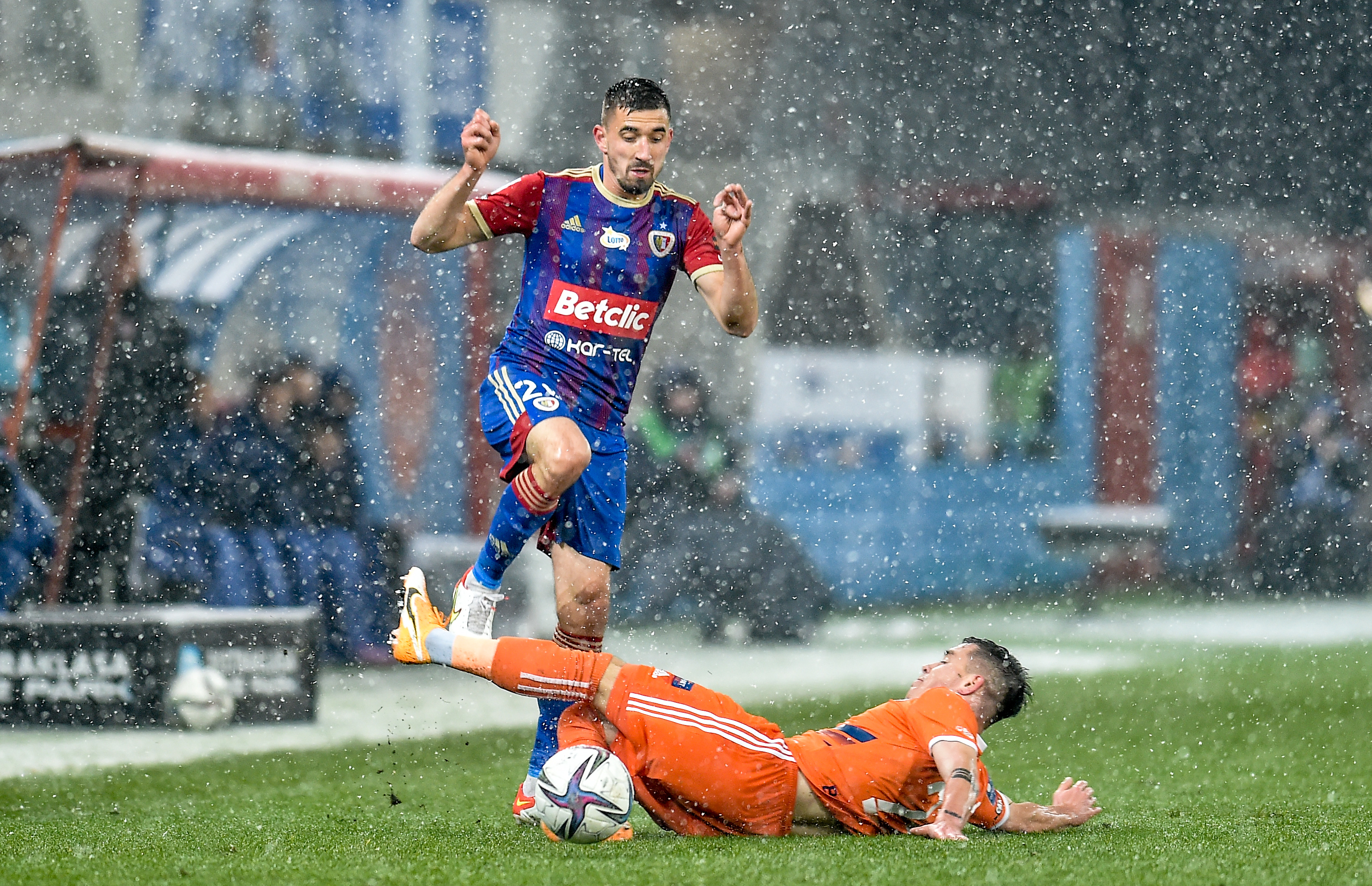 Termalica nie wykorzystała szansy na cenne punkty. Zmarnowany rzut karny i udana pogoń Piasta Gliwice [WIDEO]