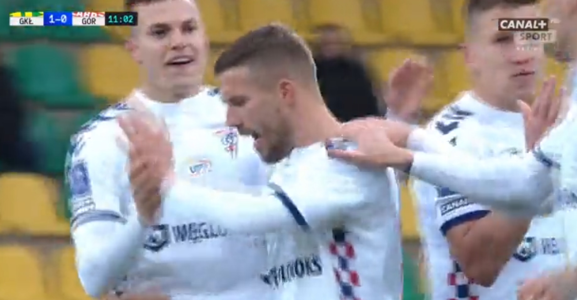 Przepiękny gol Lukasa Podolskiego dla Górnika Zabrze! "Ależ huknął. Aż się słupek po drodze zatrząsł" [WIDEO]