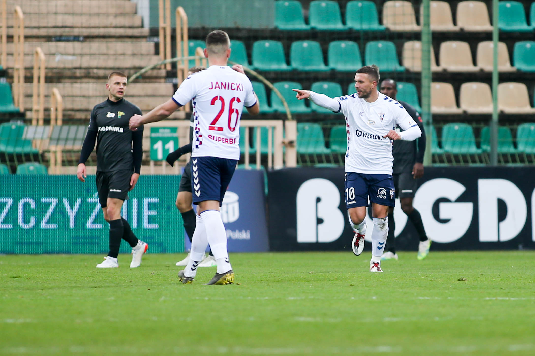 Górnik Zabrze z kompletem punktów w Łęcznej. Lukas Podolski poprowadził zespół do zwycięstwa [WIDEO]