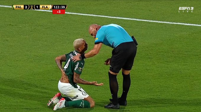 Kuriozalne sceny w finale Copa Libertadores. Bohater meczu "zaatakowany" przez sędziego [WIDEO]
