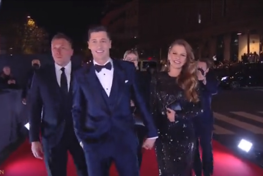 Robert Lewandowski na czerwonym dywanie. Kapitan reprezentacji Polski przybył na galę Złotej Piłki [WIDEO]