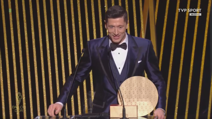 Robert Lewandowski z nagrodą od "France Football". Kapitan reprezentacji Polski napastnikiem roku! [WIDEO]