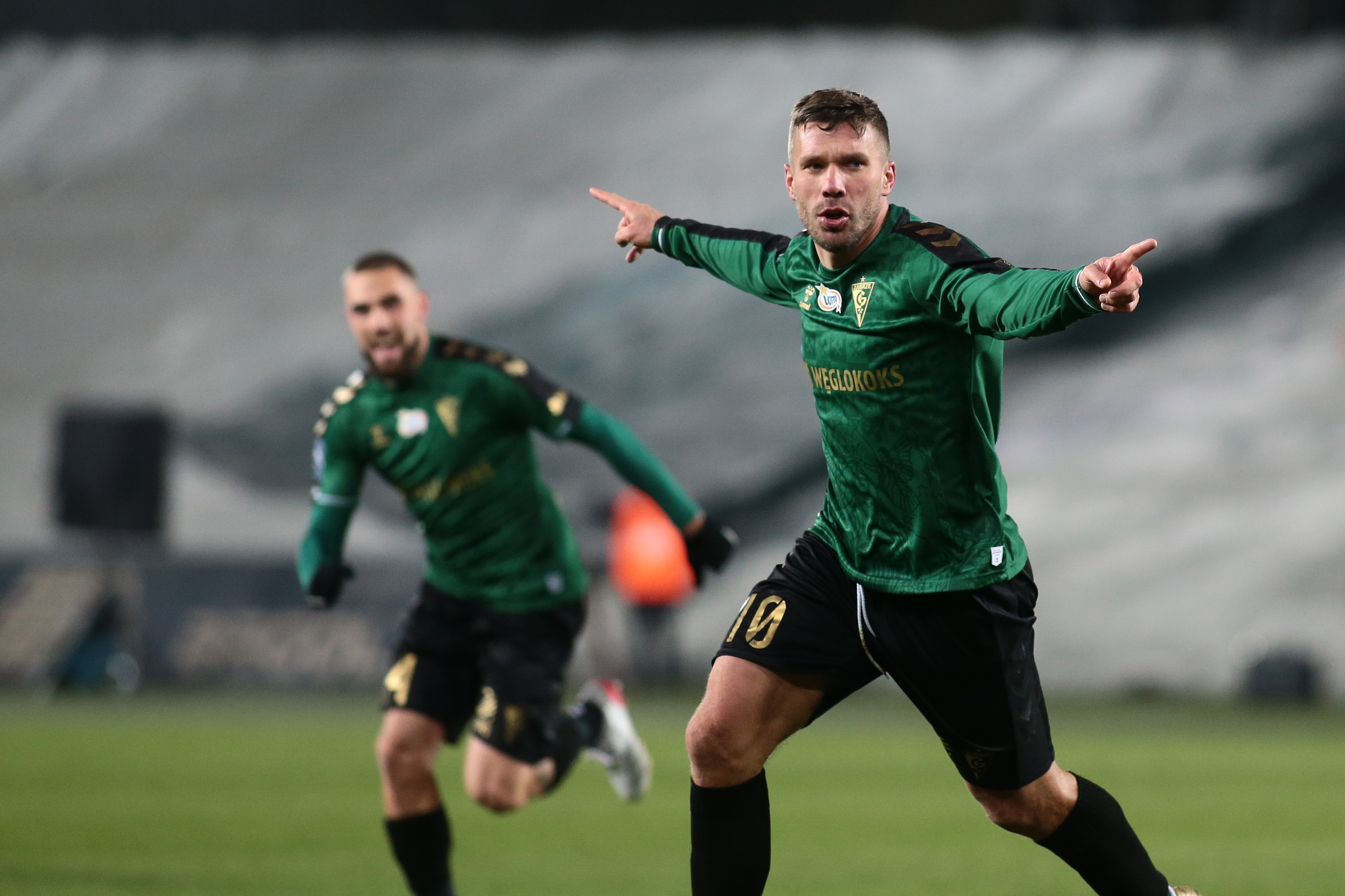 Kolejny gol Lukasa Podolskiego dla Górnika Zabrze! Posłał pocisk pod poprzeczkę [WIDEO]