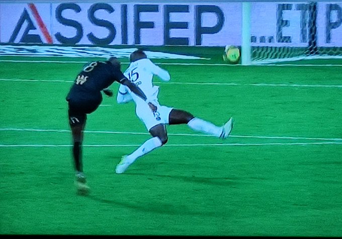 Przemysław Frankowski i spółka zremisowali z PSG! Fatalny błąd Keylora Navasa [WIDEO]