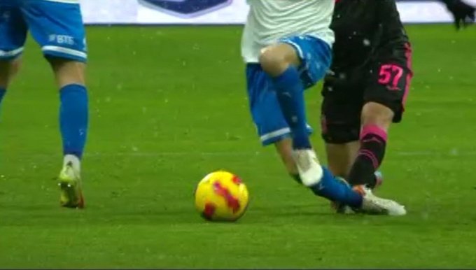 Sebastian Szymański mógł doznać poważnej kontuzji. Rywal brutalnie sfaulował Polaka [WIDEO]