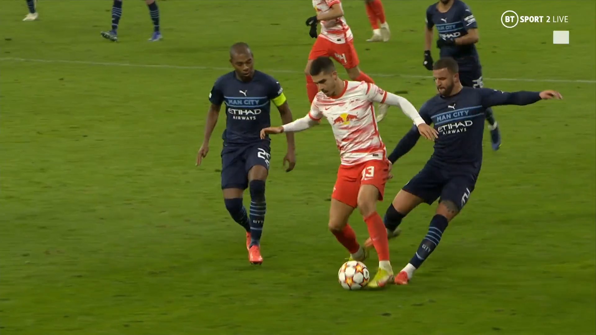Kyle Walker dał się ponieść emocjom! Zaatakował rywala od tyłu i wyleciał z boiska [WIDEO]