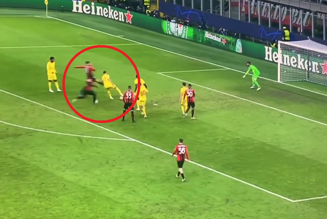 Spektakularne zagranie obrońcy Liverpoolu. "Zlatan i Kessie musieli zapłacić, żeby wrócić na stadion" [WIDEO]