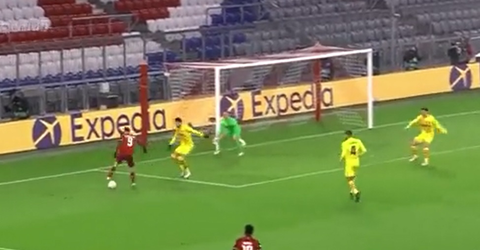 Kapitalna asysta Roberta Lewandowskiego przeciwko FC Barcelonie! Polak zabawił się z Pique [WIDEO]