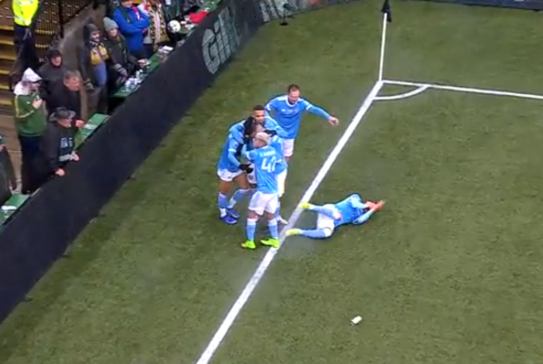 Wielki skandal w finale MLS! Kibic rzucił puszką w piłkarza. Mistrza wyłoniły dopiero rzuty karne [WIDEO]
