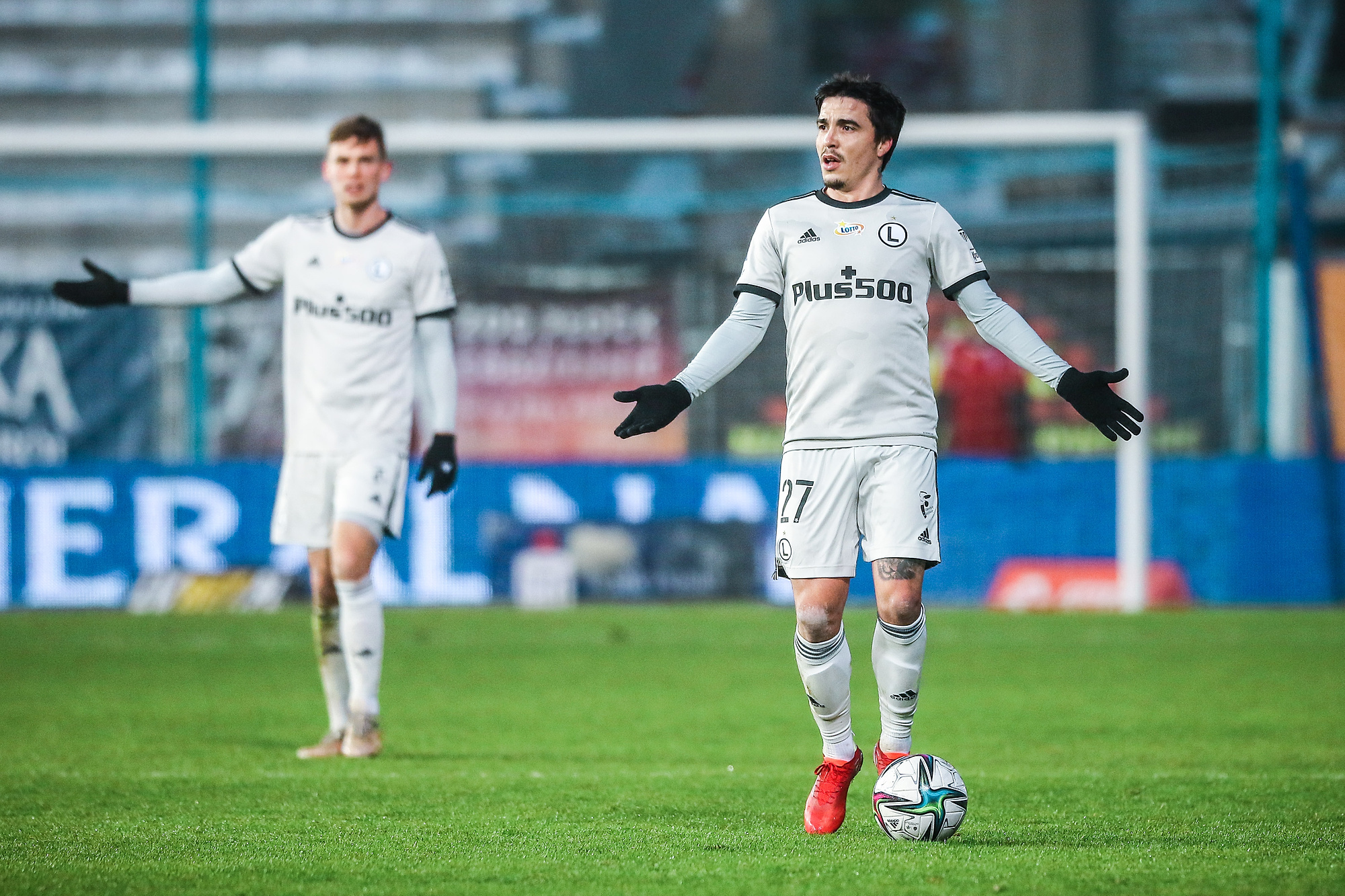 Legia Warszawa znów przegrała w Ekstraklasie! Mistrz Polski na samym dnie tabeli [WIDEO]