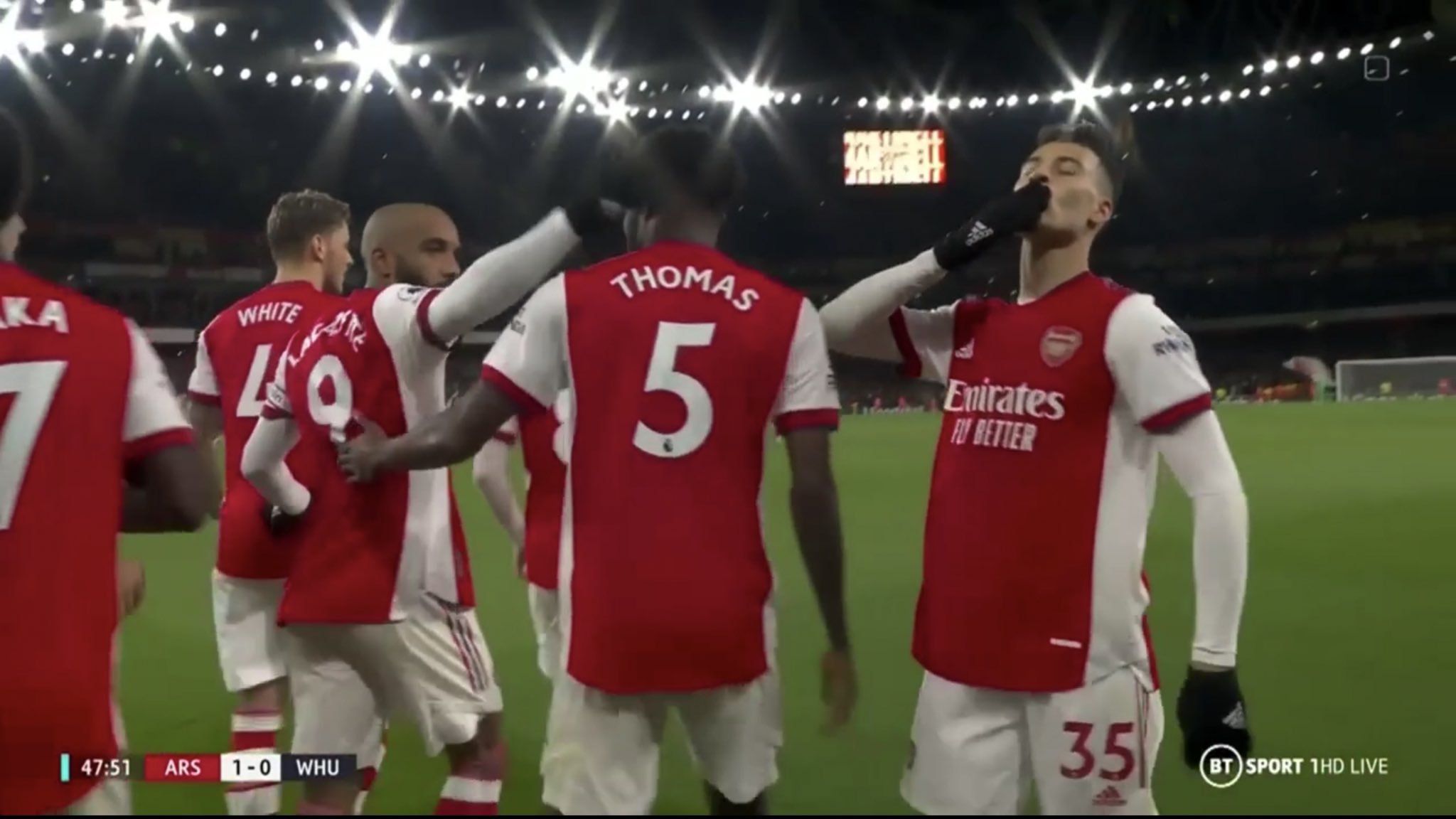 Świetne interwencje Fabiańskiego na nic. Arsenal górą w derbach Londynu [WIDEO]