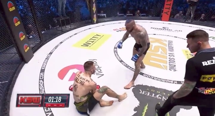 Niecodzienne sceny na gali KSW, zawodnik przesiadywał na macie. "Totalne kuriozum, zasłużone gwizdy" [WIDEO]