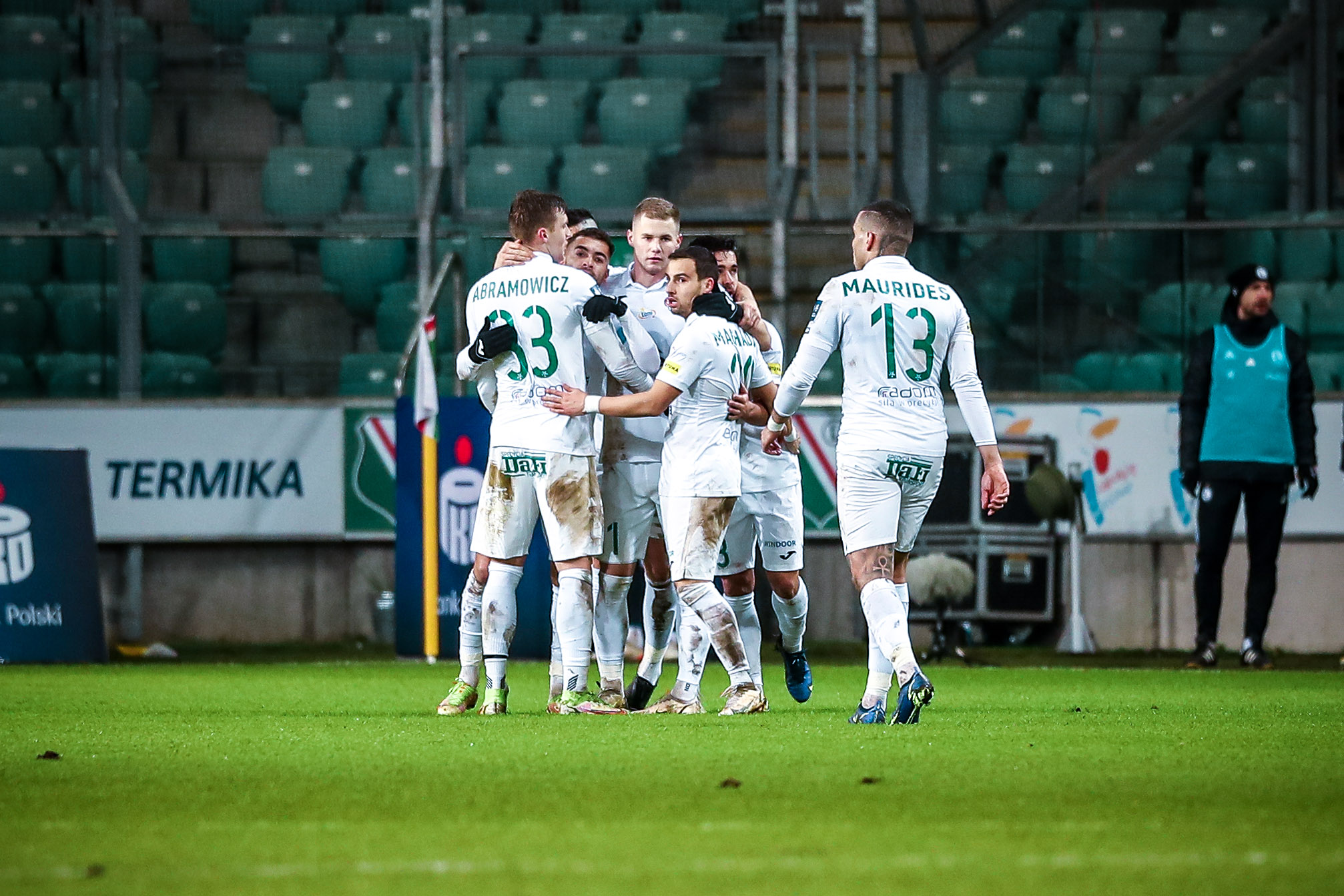 Legia spędzi zimę w strefie spadkowej! Kuriozalny gol i kolejna wysoka porażka mistrzów Polski [WIDEO]