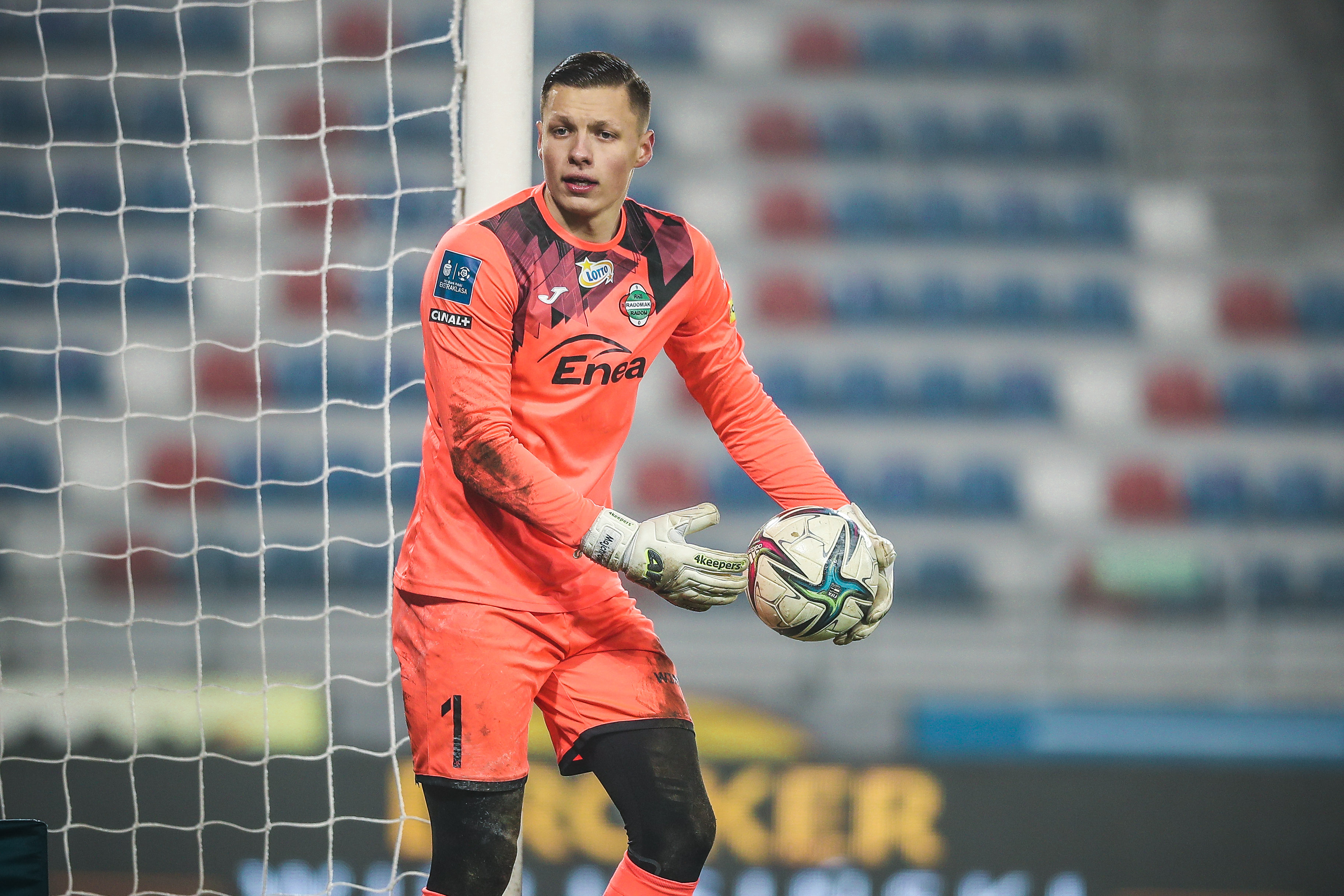 Media: Zaskakujący kierunek dla bramkarza Radomiaka. Młody zawodnik następcą niewypału transferowego Lecha