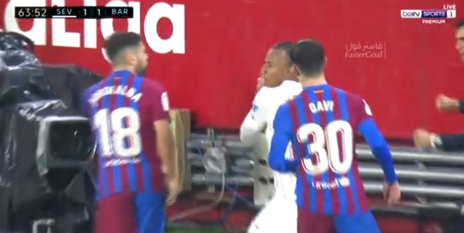 Zawodnik Sevilli stracił głowę w meczu z FC Barceloną! Rzucił piłką w twarz Alby i wyleciał z boiska [WIDEO]