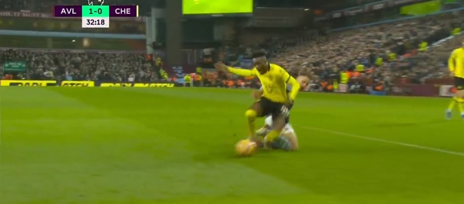 Poważny błąd Matty'ego Casha. Sprokurował rzut karny dla Chelsea [WIDEO]