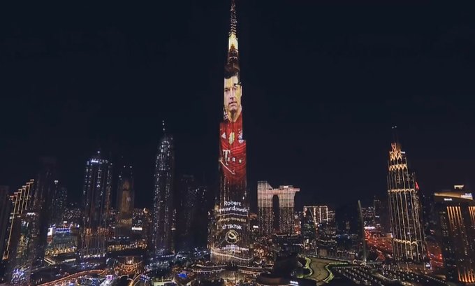 Niesamowite sceny w Dubaju! Wizerunek Roberta Lewandowskiego na najwyższym budynku świata [ZDJĘCIE]