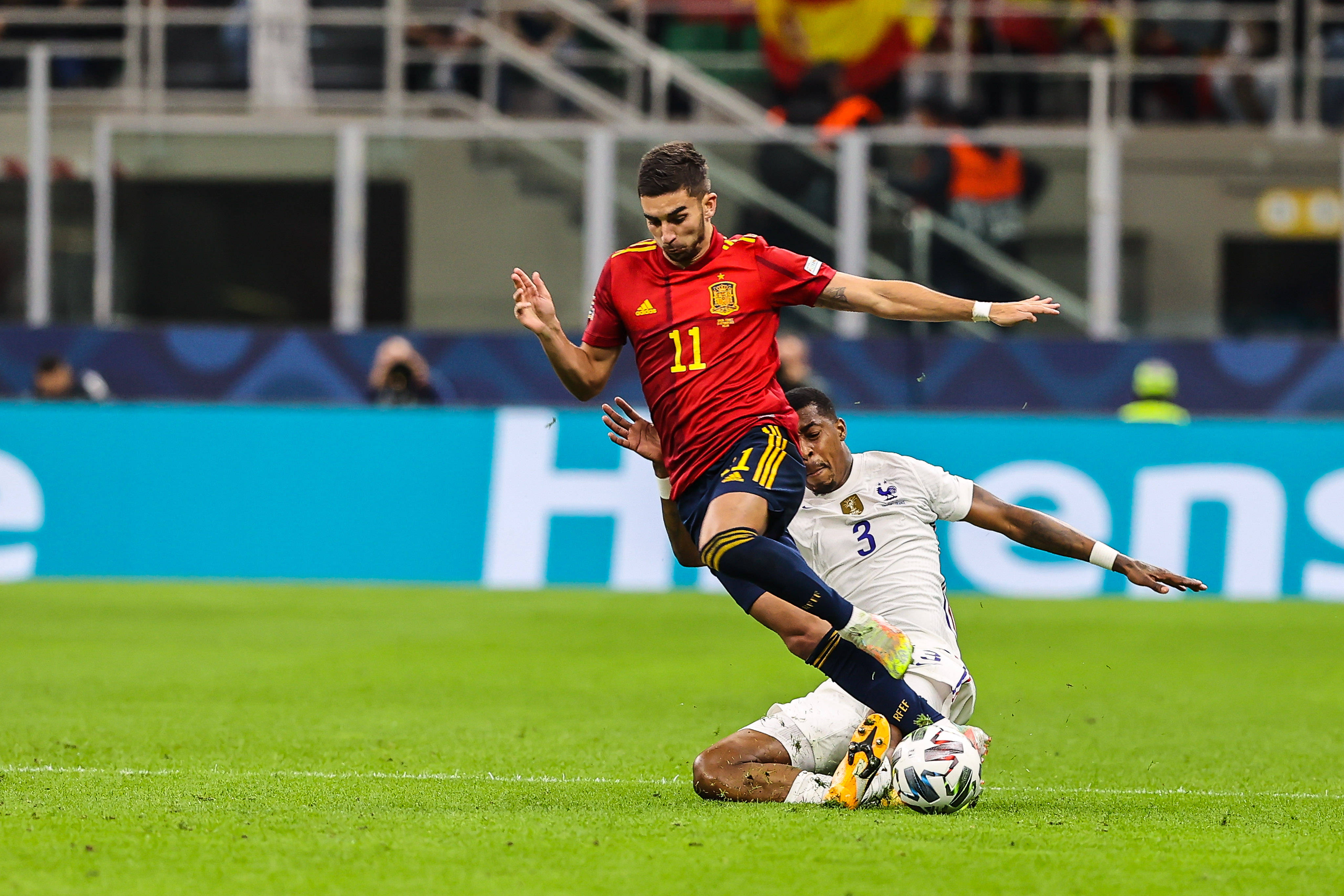 Niepokój w Barcelonie. Klub może nie być w stanie zarejestrować Ferrana Torresa