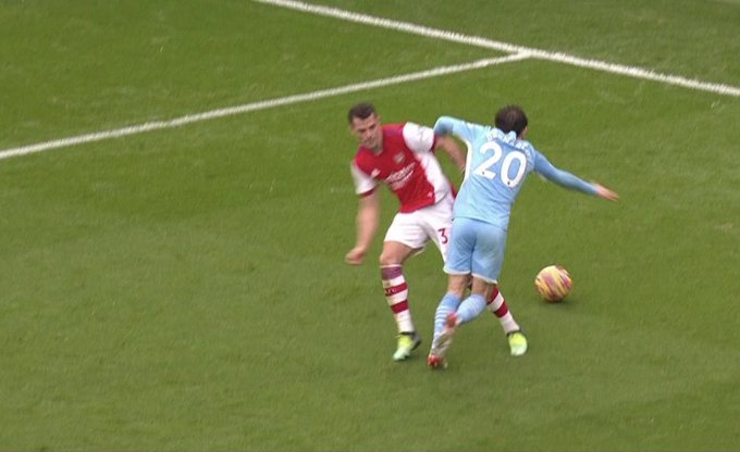 Manchester City wyrwał zwycięstwo z Arsenalem! Wielkie kontrowersje w hicie Premier League [WIDEO]