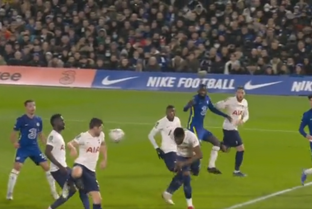 Chelsea blisko finału Pucharu Ligi. Tottenham strzelił sobie kuriozalnego gola [WIDEO]