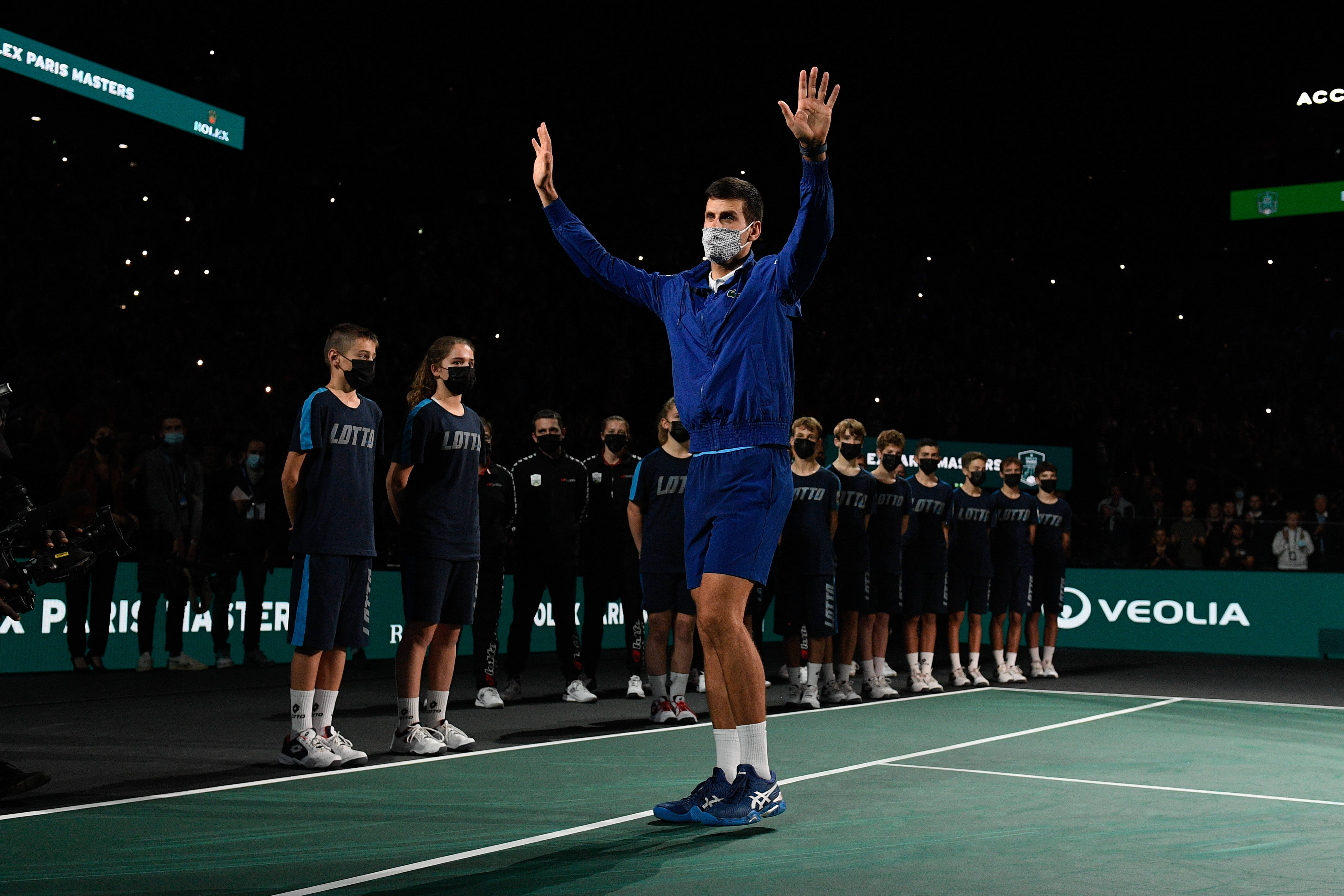 Spartańskie warunki Novaka Djokovicia. Wiadomo, w jakim miejscu Serb czeka na decyzję australijskiego sądu