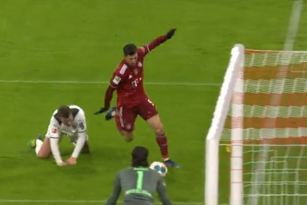 Porażka potężnie osłabionego Bayernu! Gol i niewykorzystane szanse Roberta Lewandowskiego [WIDEO]