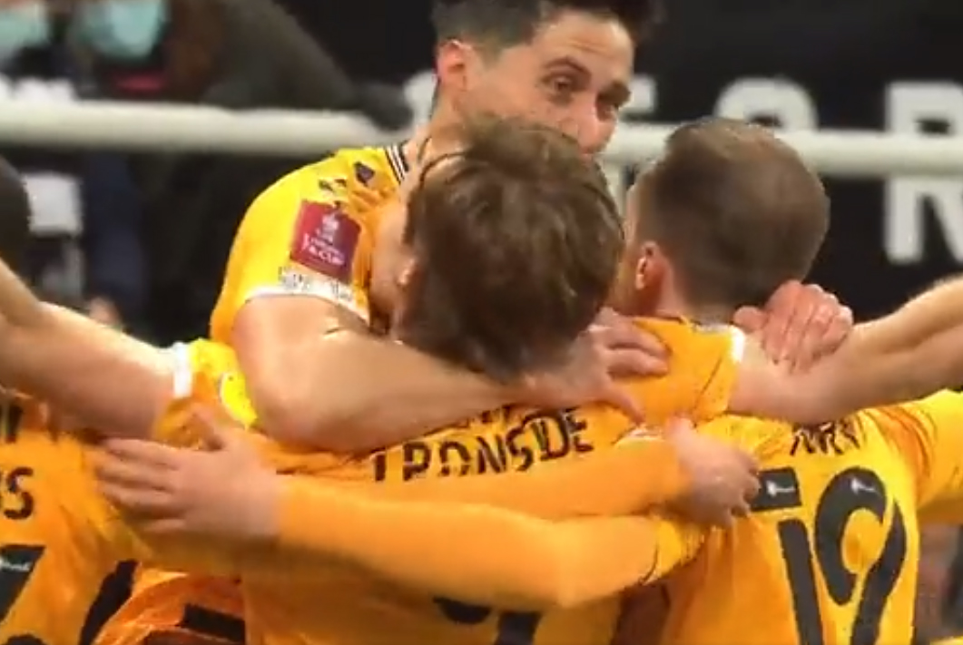 Klęska Newcastle United. Trzecioligowiec wyrzucił "Sroki" z Pucharu Anglii [WIDEO]