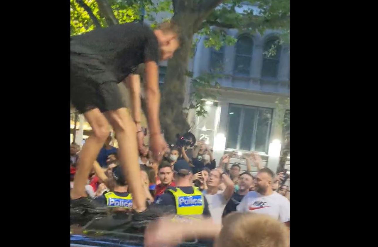 Zamieszki w Australii po decyzji sądu ws. Djokovicia. Policja wkroczyła do akcji [WIDEO]
