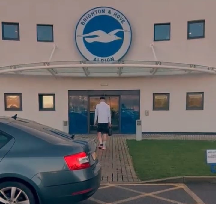 Niecodzienna akcja marketingowa Brighton. Magiczny Jakub Moder w "nowej Skodzie" [WIDEO]