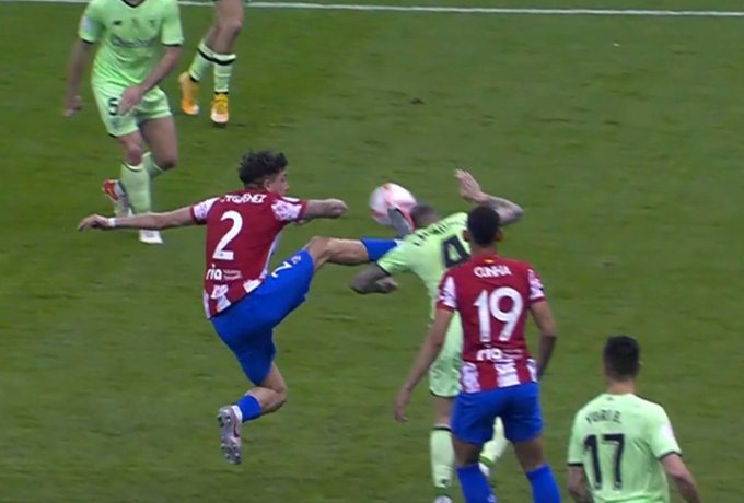 Bandycki faul obrońcy Atletico Madryt! "O żesz w mordę" [WIDEO]