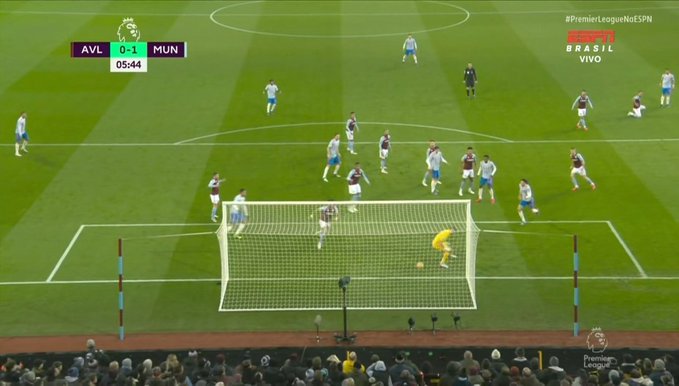 Kuriozalny błąd bramkarza w Premier League! Podarował gola Manchesterowi United [WIDEO]