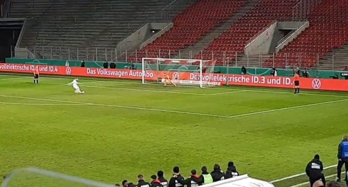 Piłkarz wykorzystał decydującą jedenastkę, jego zespół odpadł. "Ale jaja w DFB Pokal" [WIDEO]
