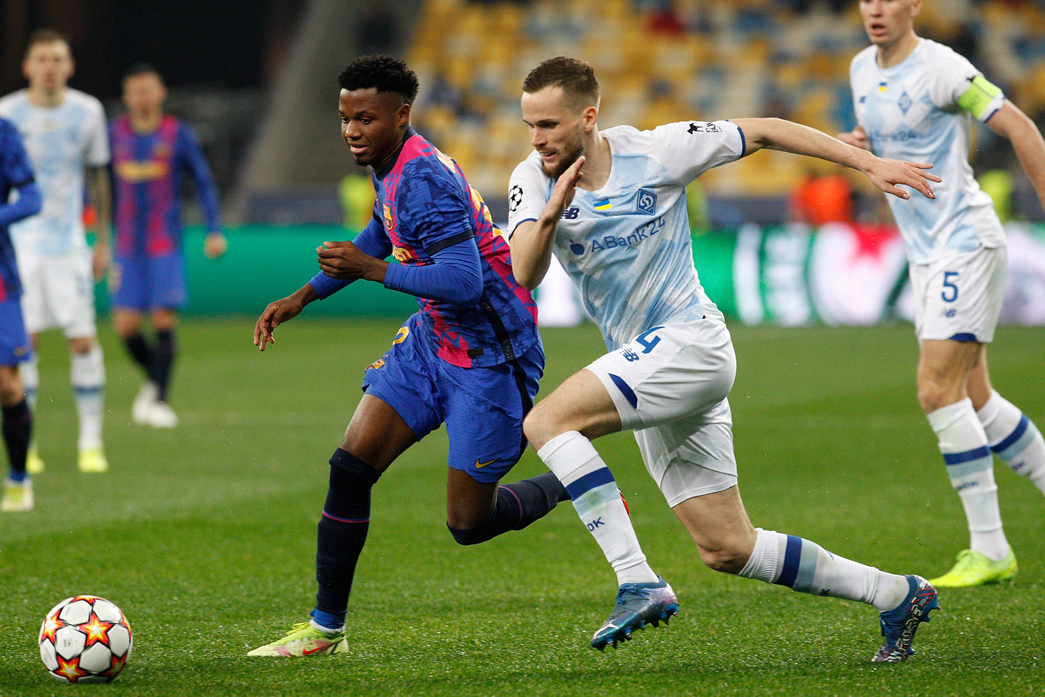 Ansu Fati nie zagra przez pięć miesięcy? FC Barcelona czeka na decyzję piłkarza