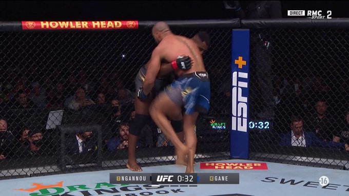 Francis Ngannou obronił pas mistrzowski! Wojna na wyniszczenie w walce wieczoru UFC [WIDEO]