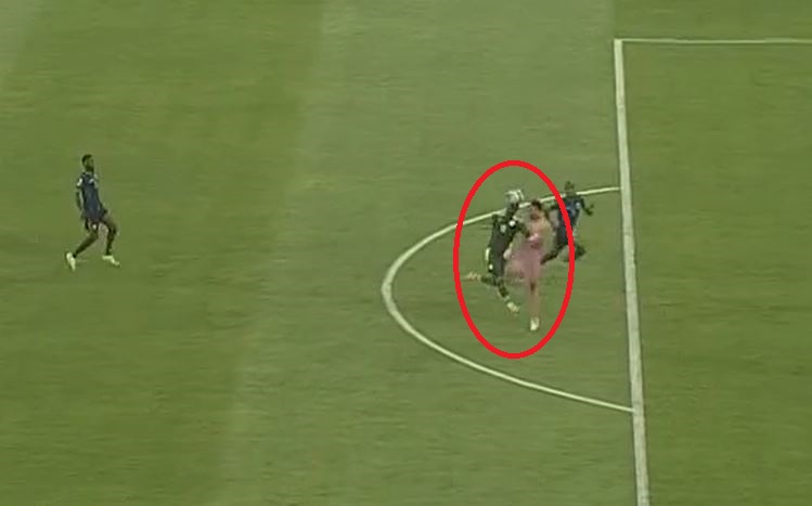 Groźne zderzenie Sadio Mane. Mimo urazu głowy pozostał na boisku i zdobył ważną bramkę [WIDEO]