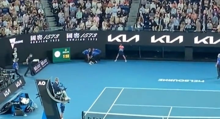 Niecodzienne sceny w finale Australian Open. Kibic zeskoczył z trybun na kort [WIDEO]