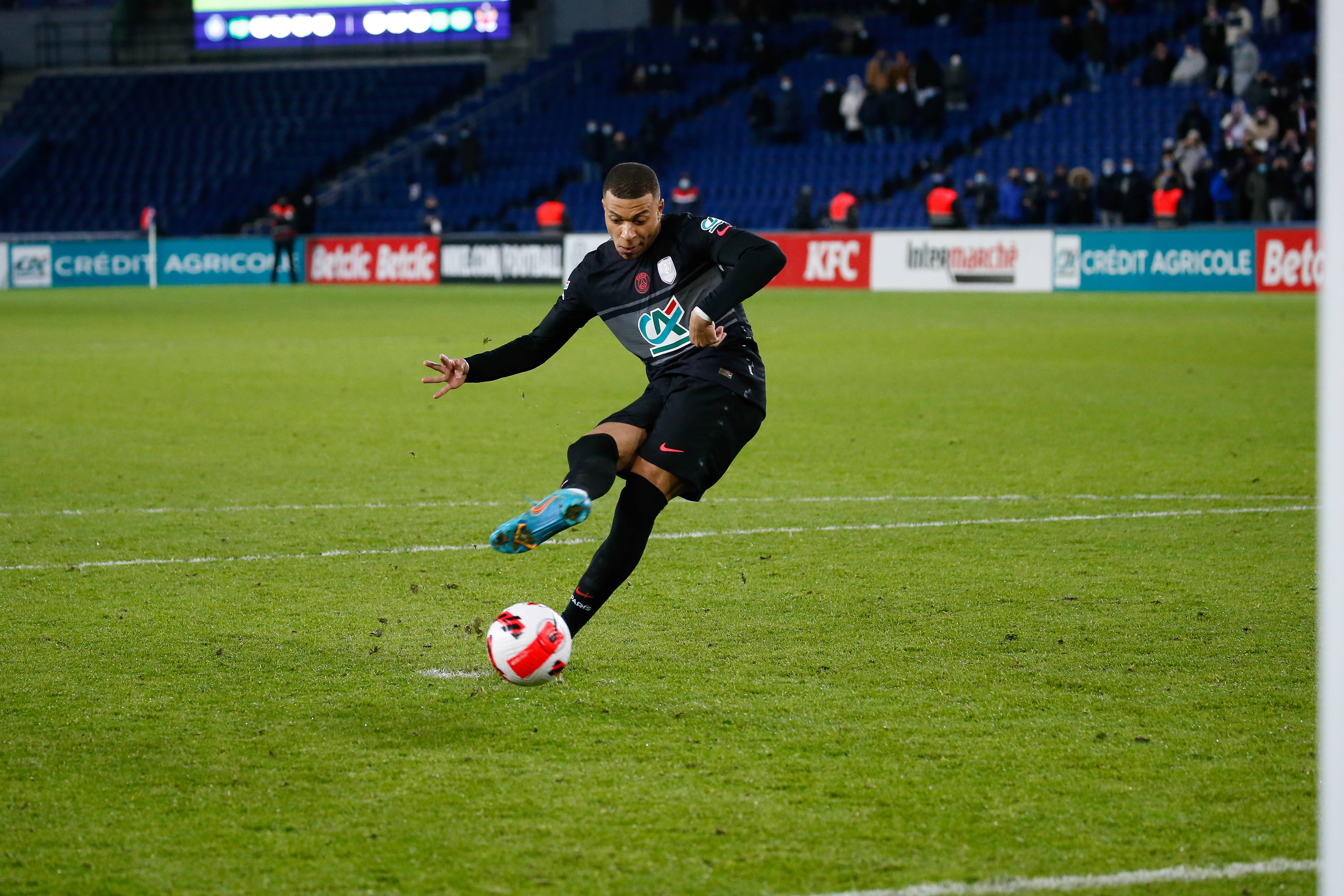 Otoczenie Kyliana Mbappe zaprzecza medialnym doniesieniom. Nowe informacje w sprawie przyszłości Francuza