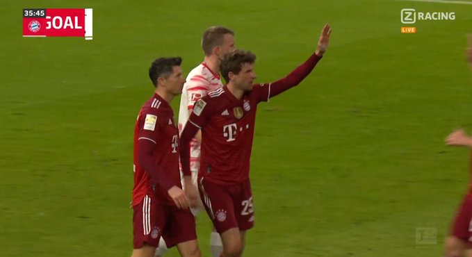 Szalony hit w Bundeslidze! Gol Roberta Lewandowskiego, triumf Bayernu z RB Lipsk [WIDEO]