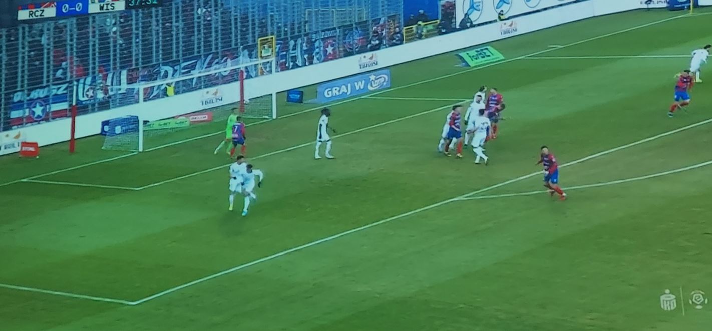 Skandaliczne warunki na stadionie w Częstochowie. Kibice gości zamknięci w klatce [ZDJĘCIA]