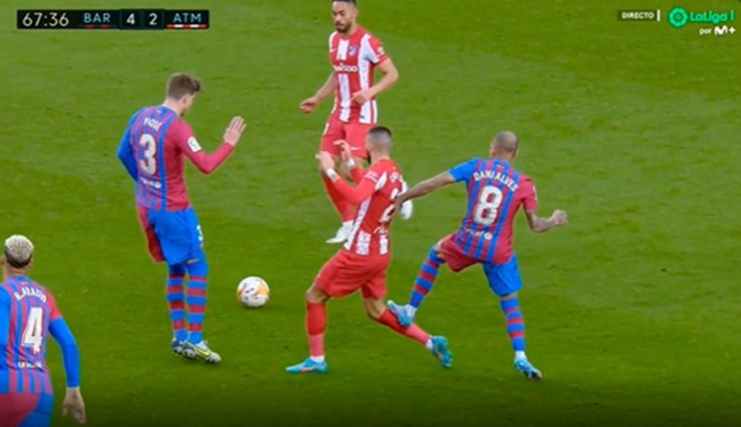 Dani Alves stracił głowę w meczu z Atletico. Brutalny faul i czerwona kartka. "Jaki stary, Taki głupi" [WIDEO]