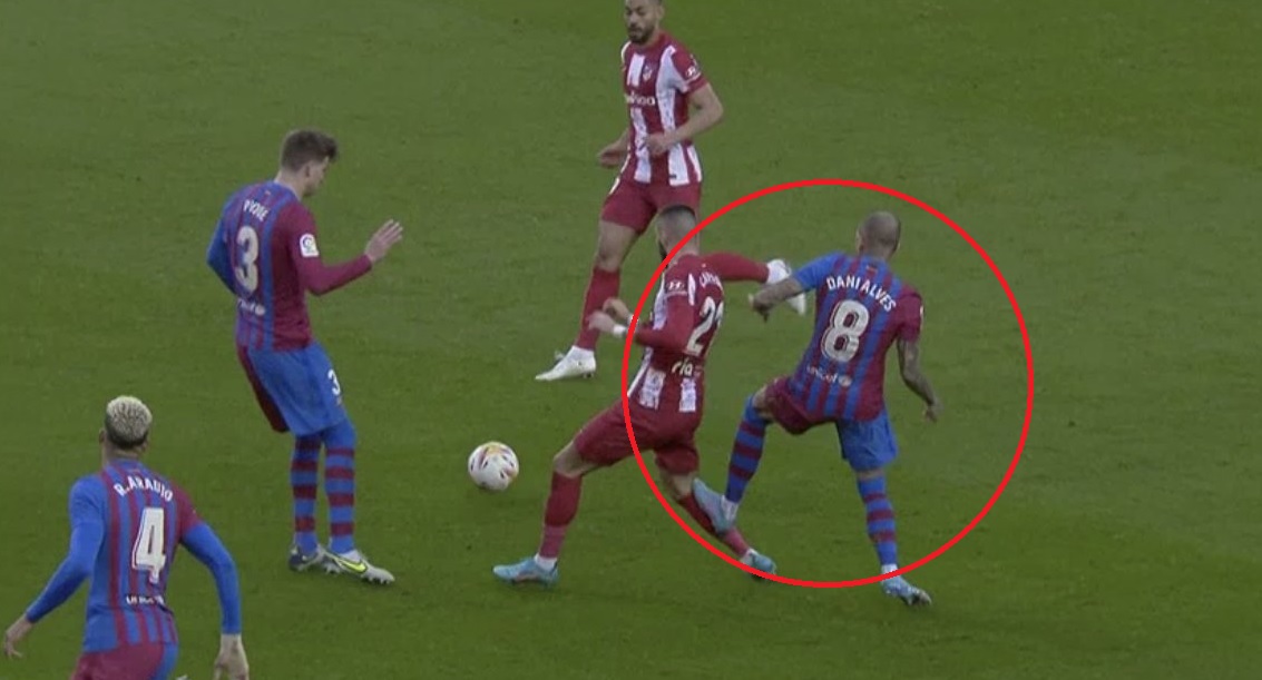 Problemy FC Barcelony. Dani Alves zawieszony za brutalny faul [WIDEO]