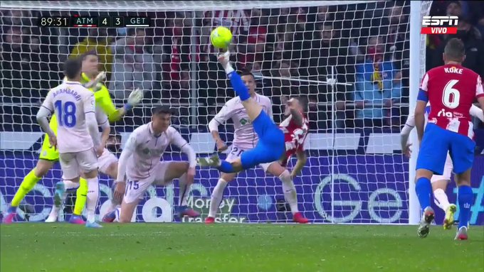 Szalony mecz Atletico! Siedem goli, czerwona kartka, pudło Suareza z rzutu karnego, bramka przewrotką [WIDEO]