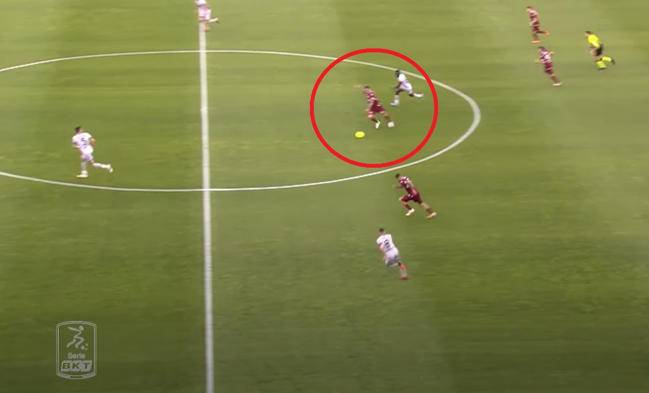 Obłędny gol w Serie B! Napastnik trafił ze swojej połowy boiska [WIDEO]