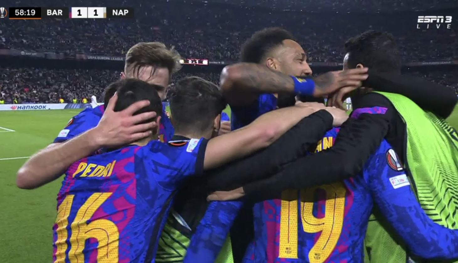 Absurdalny rzut karny uratował FC Barcelonę przed porażką. Gol Zielińskiego nie wystarczył Napoli [WIDEO]